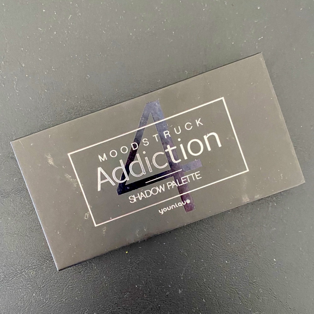 Younique Addiction eyeshadow palette #4